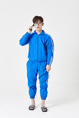 포토 JPG 스튜디오촬영 전신 남자 슬리퍼 실내 한명 서기 들기 성인 앞모습 30대 스마트폰 운동복 한국인 구직 흰배경 청년실업 취업준비생 통화 성인남자한명만 안경낌 취업생 국내포토 1 옷 안경 뷰포인트 백그라운드 신발 컨셉 모션 사람 동양인 내부 장년 핸드폰 스마트기기 흰색 실업 사회이슈 남자한명만 성인남자만 파일형식