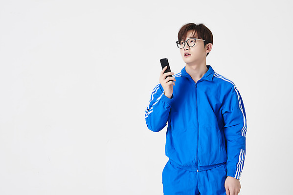 포토 JPG 스튜디오촬영 응시 남자 실내 한명 들기 상반신 성인 앞모습 30대 스마트폰 운동복 한국인 구직 걱정 흰배경 청년실업 취업준비생 성인남자한명만 안경낌 취업생 국내포토 1 시선 옷 감정 안경 뷰포인트 백그라운드 컨셉 모션 사람 동양인 내부 장년 핸드폰 스마트기기 흰색 실업 사회이슈 남자한명만 성인남자만 파일형식