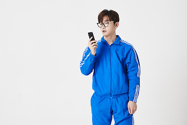 포토 JPG 스튜디오촬영 응시 남자 실내 한명 들기 상반신 성인 앞모습 30대 스마트폰 운동복 한국인 구직 흰배경 청년실업 취업준비생 성인남자한명만 안경낌 취업생 국내포토 1 시선 옷 안경 뷰포인트 백그라운드 컨셉 모션 사람 동양인 내부 장년 핸드폰 스마트기기 흰색 실업 사회이슈 남자한명만 성인남자만 파일형식