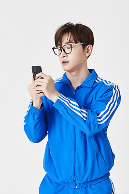 포토 JPG 스튜디오촬영 응시 남자 실내 한명 들기 상반신 성인 앞모습 30대 스마트폰 운동복 한국인 구직 흰배경 청년실업 취업준비생 성인남자한명만 안경낌 취업생 국내포토 1 시선 옷 안경 뷰포인트 백그라운드 컨셉 모션 사람 동양인 내부 장년 핸드폰 스마트기기 흰색 실업 사회이슈 남자한명만 성인남자만 파일형식