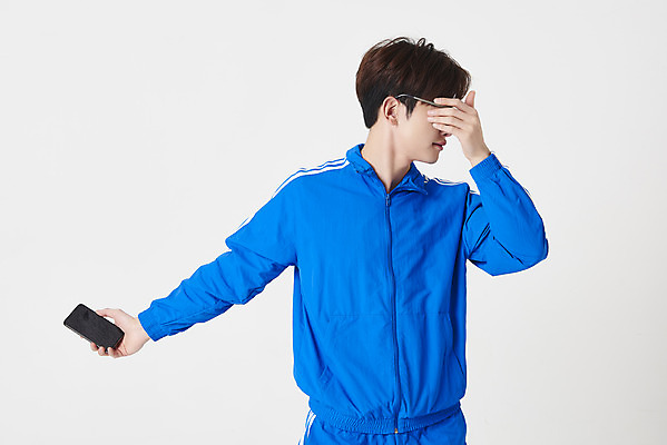 포토 JPG 스튜디오촬영 남자 실내 한명 들기 상반신 성인 앞모습 30대 스마트폰 운동복 한국인 구직 눈가림 흰배경 청년실업 취업준비생 채용 성인남자한명만 안경낌 취업생 국내포토 1 옷 안경 뷰포인트 백그라운드 컨셉 비즈니스 모션 사람 동양인 내부 장년 핸드폰 스마트기기 흰색 가림 실업 사회이슈 남자한명만 성인남자만 파일형식