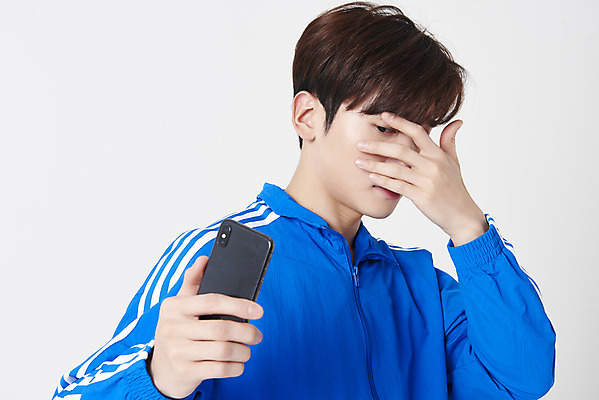 포토 JPG 스튜디오촬영 응시 남자 실내 한명 들기 상반신 성인 앞모습 30대 스마트폰 운동복 한국인 구직 눈가림 확인 흰배경 청년실업 취업준비생 성인남자한명만 취업생 국내포토 1 시선 옷 뷰포인트 백그라운드 컨셉 모션 사람 동양인 내부 장년 핸드폰 스마트기기 흰색 가림 실업 사회이슈 남자한명만 성인남자만 파일형식
