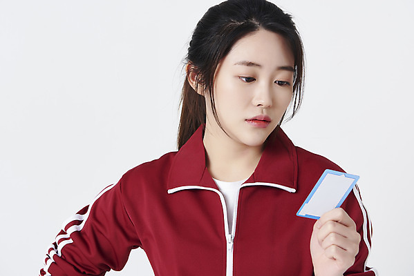 포토 JPG 스튜디오촬영 응시 여자 실내 한명 들기 상반신 20대 성인 앞모습 운동복 한국인 구직 신용카드 흰배경 청년실업 취업준비생 빚 성인여자한명만 취업생 국내포토 1 시선 옷 뷰포인트 백그라운드 컨셉 모션 사람 동양인 청년 내부 금융 경제 흰색 실업 사회이슈 여자한명만 성인여자만 파일형식