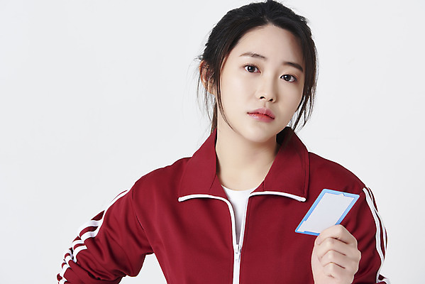 포토 JPG 스튜디오촬영 응시 여자 실내 한명 들기 상반신 20대 성인 앞모습 운동복 한국인 구직 신용카드 흰배경 청년실업 취업준비생 빚 성인여자한명만 취업생 국내포토 1 시선 옷 뷰포인트 백그라운드 컨셉 모션 사람 동양인 청년 내부 금융 경제 흰색 실업 사회이슈 여자한명만 성인여자만 파일형식