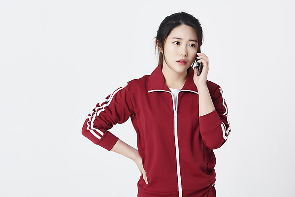 포토 JPG 스튜디오촬영 여자 허리손 실내 한명 들기 상반신 20대 성인 앞모습 스마트폰 운동복 한국인 구직 흰배경 청년실업 취업준비생 통화 심각 성인여자한명만 취업생 국내포토 1 옷 뷰포인트 포즈 백그라운드 컨셉 모션 사람 동양인 청년 내부 핸드폰 스마트기기 흰색 실업 사회이슈 여자한명만 성인여자만 파일형식