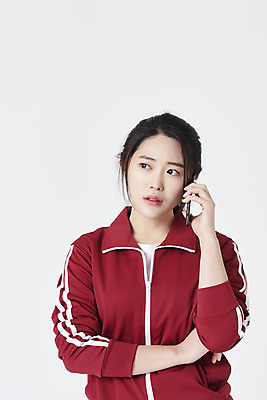 포토 JPG 스튜디오촬영 여자 실내 한명 들기 상반신 20대 성인 앞모습 스마트폰 운동복 팔짱 한국인 구직 걱정 흰배경 청년실업 취업준비생 통화 성인여자한명만 취업생 국내포토 1 옷 감정 뷰포인트 백그라운드 컨셉 모션 사람 동양인 청년 내부 핸드폰 스마트기기 흰색 실업 사회이슈 여자한명만 성인여자만 파일형식