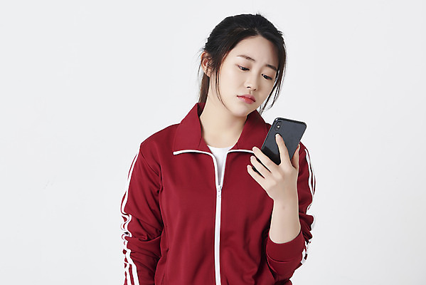 포토 JPG 스튜디오촬영 응시 여자 실내 한명 들기 상반신 20대 성인 앞모습 스마트폰 운동복 한국인 구직 흰배경 청년실업 취업준비생 우울감 성인여자한명만 취업생 국내포토 1 시선 옷 감정 뷰포인트 백그라운드 컨셉 모션 사람 동양인 청년 내부 핸드폰 스마트기기 흰색 실업 사회이슈 여자한명만 성인여자만 파일형식