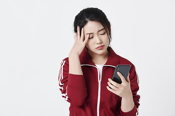 포토 JPG 스튜디오촬영 여자 실내 한명 들기 상반신 20대 성인 앞모습 스마트폰 운동복 눈감음 한국인 구직 흰배경 청년실업 취업준비생 힘듦 성인여자한명만 취업생 국내포토 1 옷 뷰포인트 백그라운드 컨셉 모션 사람 동양인 청년 내부 핸드폰 스마트기기 흰색 실업 사회이슈 여자한명만 성인여자만 파일형식