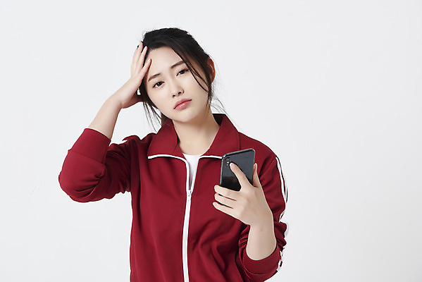 포토 JPG 스튜디오촬영 응시 여자 실내 한명 들기 상반신 20대 성인 앞모습 스마트폰 운동복 한국인 구직 흰배경 청년실업 취업준비생 힘듦 성인여자한명만 취업생 국내포토 1 시선 옷 뷰포인트 백그라운드 컨셉 모션 사람 동양인 청년 내부 핸드폰 스마트기기 흰색 실업 사회이슈 여자한명만 성인여자만 파일형식