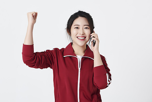 포토 JPG 스튜디오촬영 여자 실내 한명 미소 들기 상반신 20대 성인 앞모습 스마트폰 운동복 파이팅 주먹 한국인 구직 합격 흰배경 청년실업 취업준비생 통화 성인여자한명만 취업생 국내포토 1 옷 뷰포인트 백그라운드 컨셉 모션 표정 사람 동양인 청년 내부 핸드폰 스마트기기 흰색 실업 사회이슈 여자한명만 성인여자만 파일형식