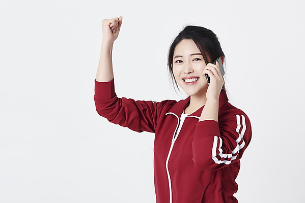 포토 JPG 스튜디오촬영 여자 실내 한명 미소 들기 상반신 20대 성인 옆모습 스마트폰 운동복 파이팅 주먹 한국인 구직 합격 흰배경 청년실업 취업준비생 성인여자한명만 취업생 국내포토 1 옷 뷰포인트 백그라운드 컨셉 모션 표정 사람 동양인 청년 내부 핸드폰 스마트기기 흰색 실업 사회이슈 여자한명만 성인여자만 파일형식
