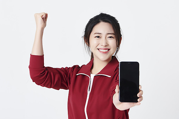 포토 JPG 스튜디오촬영 여자 실내 한명 미소 들기 상반신 20대 성인 앞모습 스마트폰 운동복 파이팅 주먹 한국인 구직 합격 흰배경 청년실업 취업준비생 성인여자한명만 취업생 국내포토 1 옷 뷰포인트 백그라운드 컨셉 모션 표정 사람 동양인 청년 내부 핸드폰 스마트기기 흰색 실업 사회이슈 여자한명만 성인여자만 파일형식