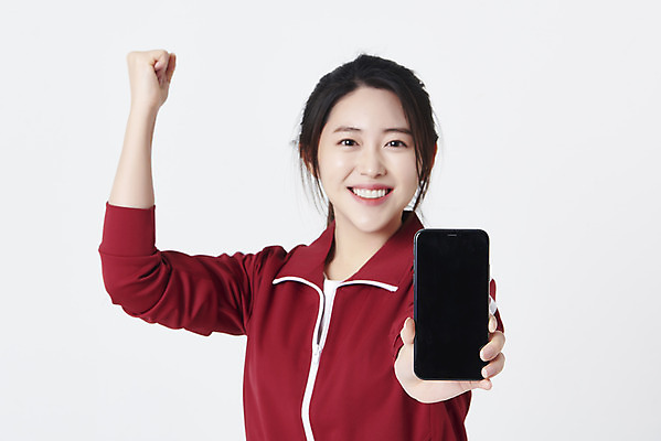 포토 JPG 스튜디오촬영 여자 실내 한명 미소 들기 상반신 20대 성인 앞모습 스마트폰 운동복 파이팅 주먹 한국인 구직 합격 흰배경 청년실업 취업준비생 성인여자한명만 취업생 국내포토 1 옷 뷰포인트 백그라운드 컨셉 모션 표정 사람 동양인 청년 내부 핸드폰 스마트기기 흰색 실업 사회이슈 여자한명만 성인여자만 파일형식