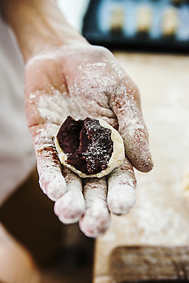 포토 JPG 손 실내 들기 아웃포커스 신체부위 경주 경상북도 반죽 밀가루 경주빵 단팥 국내포토 빵 모션 촬영기법 사람 내부 가루 경상도 특산물 파일형식