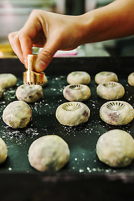 포토 JPG 손 실내 들기 신체부위 도장 경주 경상북도 반죽 밀가루 경주빵 국내포토 빵 모션 사람 내부 가루 경상도 특산물 파일형식