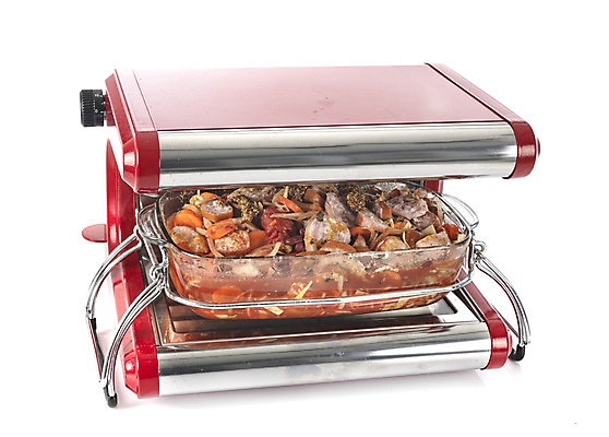 포토 JPG 해외이미지 접시 채소 육류 요리 사람없음 빨간색 금속 주방 장비 기구 오븐 오브젝트 흰배경 해외202105 해외포토 식기 컬러 백그라운드 식재료 재질 가전제품 흰색 파일형식