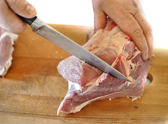 포토 JPG 해외이미지 손 음식 도마 육류 돼지고기 사람없음 신선 칼 자르기 흰배경 날것 목판 해외202105 해외포토 식재료 모션 주방용품 신체부위 흰색 파일형식 컬러 생활용품 사람 오브젝트