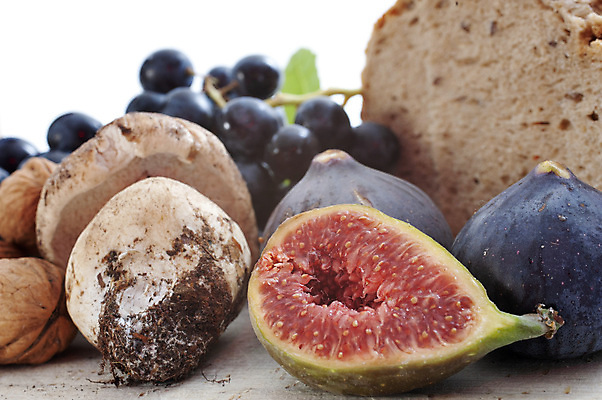 포토 JPG 해외이미지 무료이미지 계절 음식 빵 과일 포도 도마 사람없음 목재 버섯 가을 흰배경 무화과 점심식사 그물버섯 식용 해외202105 해외포토 나무 백그라운드 재료 주방용품 식사 흰색 파일형식 무료콘텐츠