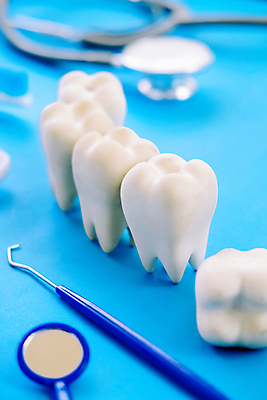 포토 JPG 해외이미지 청진기 실내 치과 사람없음 아웃포커스 칫솔 치과용품 파란배경 치아모형 치아건강 해외202105 구강거울 해외포토 백그라운드 의료기기 촬영기법 건강 병원 내부 파란색 위생용품 의료용품 치아 파일형식