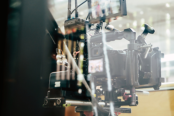 포토 JPG 해외이미지 실내 사람없음 아웃포커스 빛 영화 영화촬영 영화산업 영화카메라 촬영장비 해외202105 해외포토 산업 문화예술 촬영기법 내부 카메라 촬영 도구 파일형식