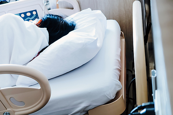 포토 JPG 해외이미지 여자 노년 베개 휴식 실내 병원 한명 사람 성인 눕기 약 침실 방 고통 환자 침대 바이러스 질병 예방 돌봄 치유 해외202105 해외포토 1 감정 가구 컨셉 의학 침구 모션 내부 파일형식