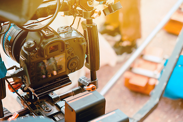 포토 JPG 해외이미지 주간 사람없음 야외 아웃포커스 빛 영화 영화촬영 영화산업 영화카메라 촬영장비 해외202105 해외포토 자연요소 산업 문화예술 촬영기법 카메라 촬영 도구 파일형식