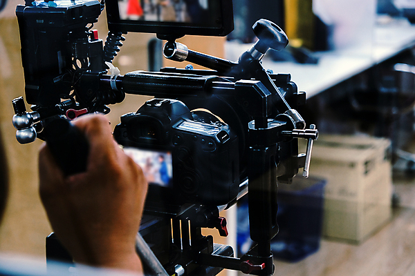 포토 JPG 해외이미지 손 실내 아웃포커스 신체부위 잡기 영화 영화촬영 영화산업 영화카메라 촬영장비 해외202105 해외포토 산업 모션 문화예술 촬영기법 사람 내부 카메라 촬영 도구 파일형식