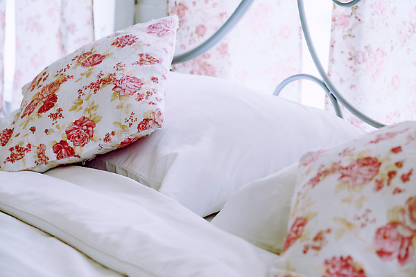 포토 JPG 해외이미지 라이프스타일 꽃 분홍색 가구 백그라운드 베개 침구 호텔 아침 휴식 실내 사랑 사람없음 내부 장식 인테리어 장미 침실 방 낭만 침대 커튼 고급 우아함 안락 해외202105 해외포토 주간 식물 디자인 감정 컬러 생활용품 컨셉 숙소 생활 파일형식