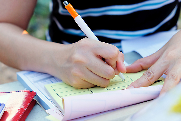 포토 JPG 해외이미지 손 종이 비즈니스 사람없음 금융 노트북 컴퓨터 사무실 공책 계산기 계산 시장 계획 책상 보고서 문서 투자 바쁨 회계 대출 경영 해외202105 해외포토 가구 컨셉 문구용품 신체부위 경제 전자제품 장비 파일형식