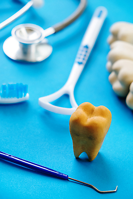 포토 JPG 해외이미지 청진기 실내 치과 사람없음 아웃포커스 칫솔 파란배경 치아모형 썩음 충치 치아건강 해외202105 해외포토 백그라운드 의료기기 촬영기법 건강 병원 내부 파란색 위생용품 치아 질병 파일형식