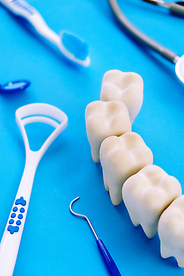 포토 JPG 해외이미지 청진기 실내 치과 사람없음 아웃포커스 칫솔 치과용품 파란배경 치아모형 치아건강 해외202105 구강거울 해외포토 백그라운드 의료기기 촬영기법 건강 병원 내부 파란색 위생용품 의료용품 치아 파일형식