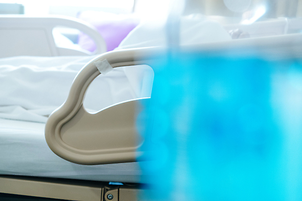 포토 JPG 해외이미지 여자 노년 베개 휴식 실내 병원 한명 사람 성인 사람없음 눕기 약 침실 방 고통 환자 침대 바이러스 질병 예방 돌봄 치유 해외202105 해외포토 1 감정 가구 컨셉 의학 침구 모션 내부 파일형식