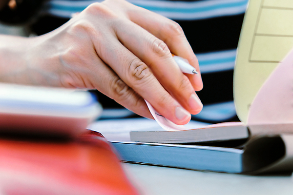 포토 JPG 해외이미지 손 종이 비즈니스 사람없음 금융 노트북 컴퓨터 사무실 공책 계산기 계산 시장 계획 책상 보고서 문서 투자 바쁨 회계 대출 경영 해외202105 해외포토 가구 컨셉 문구용품 신체부위 경제 전자제품 장비 파일형식