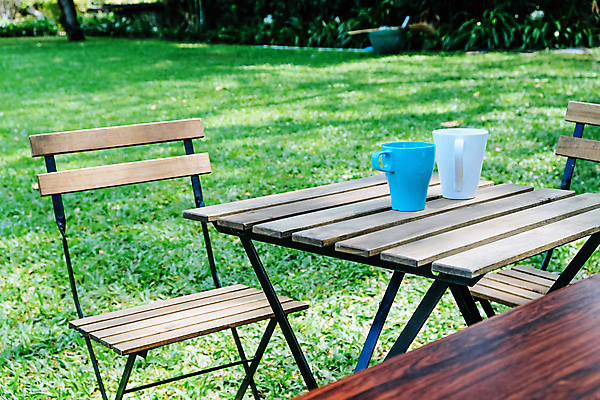 포토 JPG 해외이미지 식물 공원 음료 가구 잎 벤치 의자 탁자 아침 휴식 풍경 잔디 사람없음 야외 장식 컵 정원 카페 찻잔 해외202105 해외포토 주간 식기 공공시설 생활용품 컨셉 잔 상점 파일형식