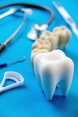 포토 JPG 해외이미지 청진기 실내 치과 사람없음 아웃포커스 칫솔 파란배경 치아모형 치아건강 해외202105 해외포토 백그라운드 의료기기 촬영기법 건강 병원 내부 파란색 위생용품 치아 파일형식