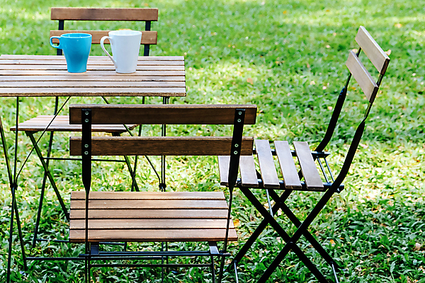 포토 JPG 해외이미지 식물 공원 음료 가구 잎 벤치 의자 탁자 아침 휴식 풍경 잔디 사람없음 야외 장식 컵 정원 카페 찻잔 해외202105 해외포토 주간 식기 공공시설 생활용품 컨셉 잔 상점 파일형식