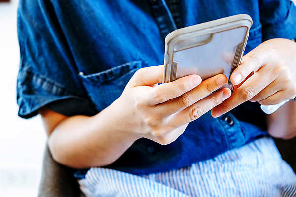 포토 JPG 해외이미지 라이프스타일 손 인터넷 통신 손가락 무선통신 한명 사람 사람없음 야외 신체부위 스마트폰 디지털 터치 타이핑 잡기 메시지 소프트포커스 사회이슈 검색 소셜미디어 터치스크린 해외202105 해외포토 1 컨셉 모션 촬영기법 생활 핸드폰 스마트기기 파일형식