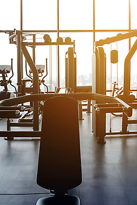 포토 JPG 해외이미지 라이프스타일 스포츠용품 호텔 휴식 바닥 실내 사람없음 빛 운동 아령 헬스장 무게 체육관 런닝머신 해외202105 해외포토 스포츠 컨셉 숙소 건강 내부 생활 운동기구 헬스 오브젝트 파일형식