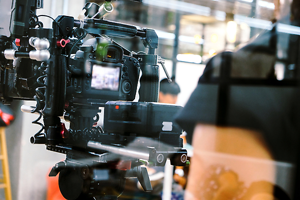 포토 JPG 해외이미지 실내 사람없음 아웃포커스 영화 영화촬영 영화산업 영화카메라 촬영장비 해외202105 해외포토 산업 문화예술 촬영기법 내부 카메라 촬영 도구 파일형식