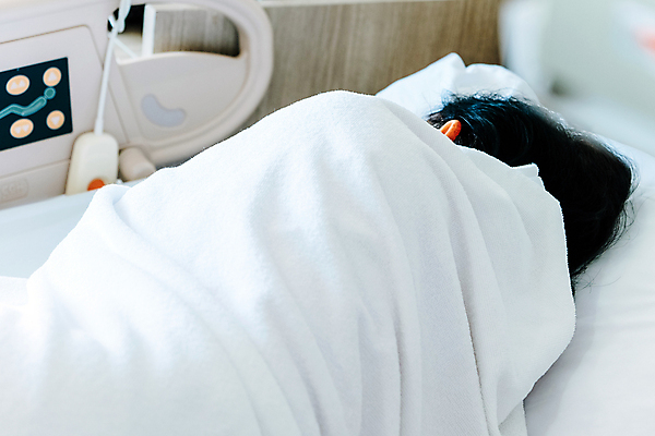 포토 JPG 해외이미지 여자 노년 베개 휴식 실내 한명 사람 성인 눕기 약 방 환자 침대 바이러스 고독 질병 예방 치유 해외202105 해외포토 1 감정 가구 컨셉 의학 침구 모션 내부 파일형식