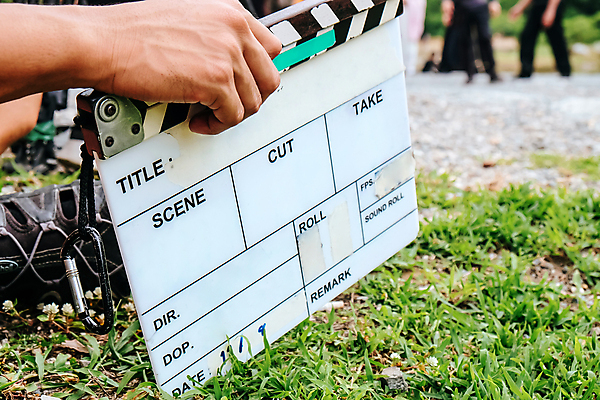 포토 JPG 해외이미지 주간 손 들기 성인 야외 두명 아웃포커스 신체부위 하반신 클래퍼보드 영화촬영 영화산업 촬영장비 성인만 해외202105 해외포토 자연요소 산업 모션 촬영기법 사람 촬영 도구 파일형식