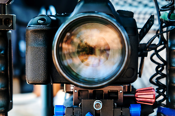 포토 JPG 해외이미지 주간 사람없음 야외 아웃포커스 영화 영화촬영 카메라렌즈 영화산업 영화카메라 촬영장비 해외202105 해외포토 자연요소 산업 문화예술 촬영기법 카메라 촬영 도구 파일형식