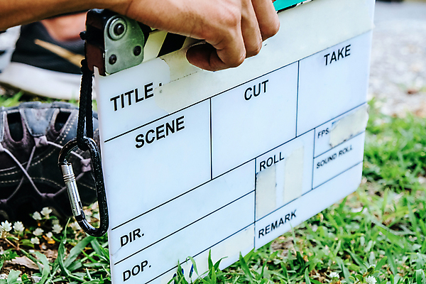 포토 JPG 해외이미지 주간 손 야외 아웃포커스 신체부위 클래퍼보드 영화촬영 영화산업 촬영장비 해외202105 해외포토 자연요소 산업 촬영기법 사람 촬영 도구 파일형식