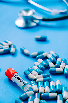 포토 JPG 해외이미지 유리병 실험 주사기 사람없음 약 환자 의사 바이러스 보호 질병 위험 사회이슈 시험관 감염 예방접종 항생제 해외202105 해외포토 컨셉 의학 의료기기 병_용기 실험기구 의료진 접종 파일형식