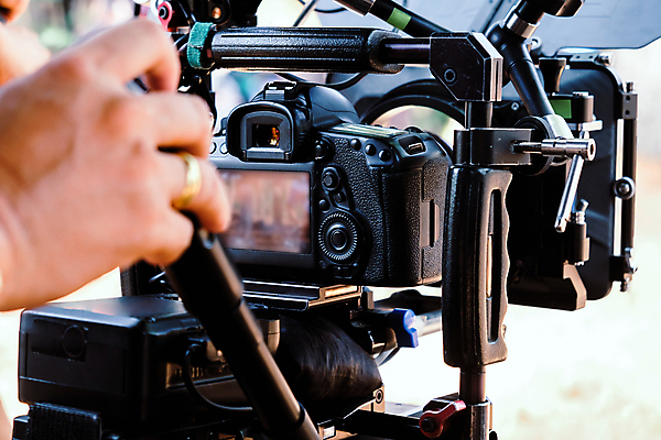 포토 JPG 해외이미지 주간 손 야외 아웃포커스 신체부위 영화 영화촬영 영화산업 영화카메라 촬영장비 해외202105 해외포토 자연요소 산업 문화예술 촬영기법 사람 카메라 촬영 도구 파일형식