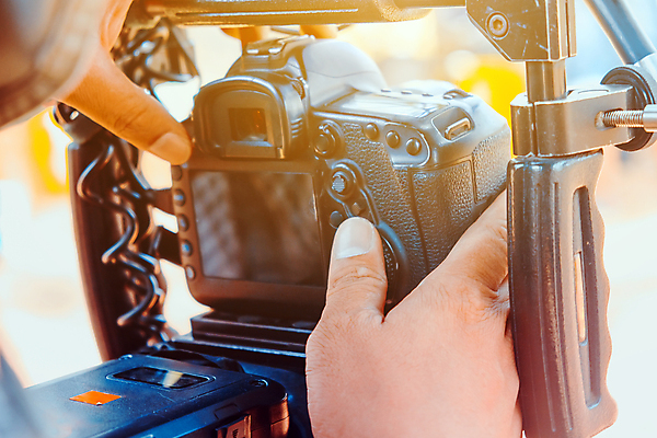 포토 JPG 해외이미지 주간 손 야외 아웃포커스 신체부위 잡기 영화 영화촬영 영화산업 영화카메라 촬영장비 해외202105 해외포토 자연요소 산업 모션 문화예술 촬영기법 사람 카메라 촬영 도구 파일형식