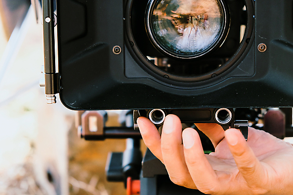 포토 JPG 해외이미지 주간 손 야외 아웃포커스 신체부위 영화 영화촬영 카메라렌즈 영화산업 영화카메라 촬영장비 해외202105 해외포토 자연요소 산업 문화예술 촬영기법 사람 카메라 촬영 도구 파일형식