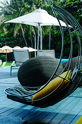 포토 JPG 해외이미지 라이프스타일 섬 쿠션 의자 베개 호텔 리조트 휴식 수영장 사람없음 야외 물 소파 태양 정원 수영 발코니 고급 원예 휴양지 가림막 야외의자 해외202105 해외포토 자연요소 가구 컨셉 침구 숙소 취미 생활 장소 수상스포츠 파일형식