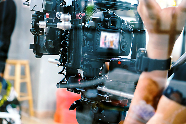 포토 JPG 해외이미지 손 실내 아웃포커스 신체부위 반사 영화 영화촬영 영화산업 영화카메라 촬영장비 해외202105 해외포토 산업 문화예술 촬영기법 사람 내부 카메라 촬영 도구 파일형식