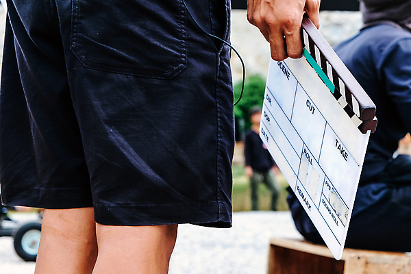 포토 JPG 해외이미지 주간 서기 들기 앉기 상반신 성인 야외 앞모습 옆모습 세명 하반신 클래퍼보드 영화촬영 영화산업 촬영장비 성인만 해외202105 해외포토 자연요소 산업 뷰포인트 모션 사람 촬영 도구 파일형식